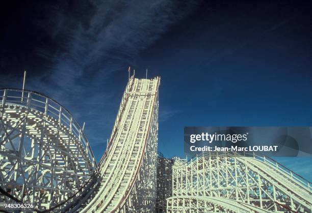 Montagnes russes dans un parc d'attractions.