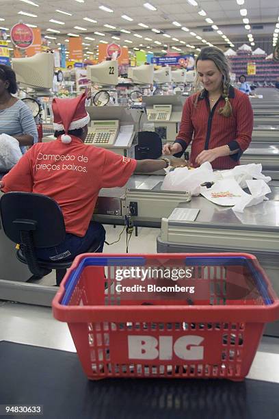 Customer makes a purchase at a Hipermercado BIG store in the Santo Amaro quarter of Sao Paulo, Brazil on December 14, 2005. Wal-Mart Stores Inc., the...