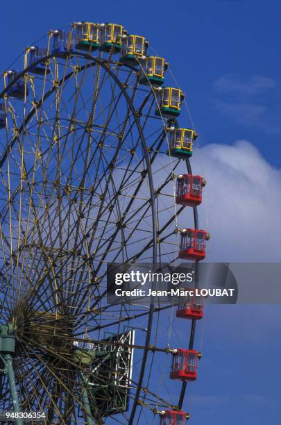 Grande roue dans une fête foraine.