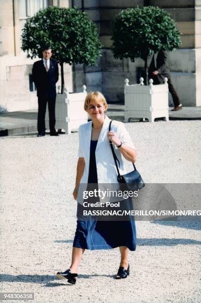 Dominique Voynet arrivant au Premier conseil des ministres du gouvernement Jospin le 5 juin 1997 dans la cours du Palais de l'Elysée à Paris, France.