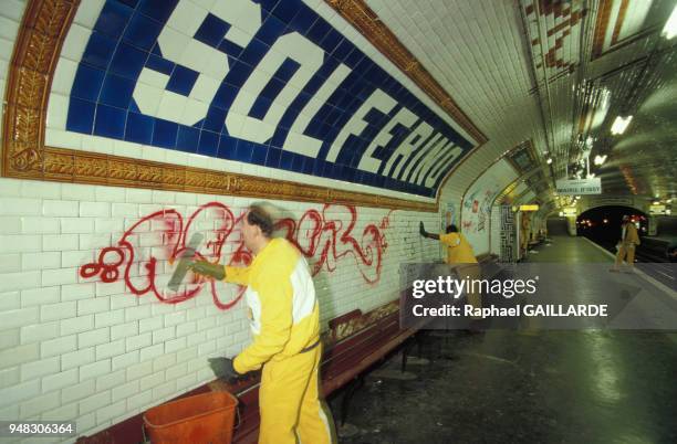 Nettoyage de graffitis dans la station de métro ?Solférino? à Paris, le 11 janvier 1992, France.