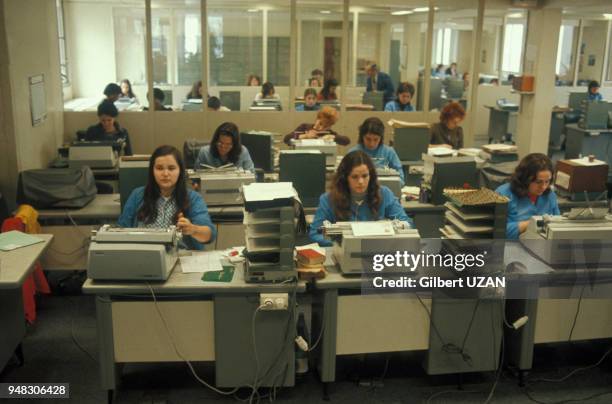 Dactylographes tapant sur des machine à écrire, en octobre 1974, à Paris, France.