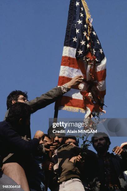 Manifestants brûlant un drapeau américain à Téhéran, le 10 novembre 1979, Iran.