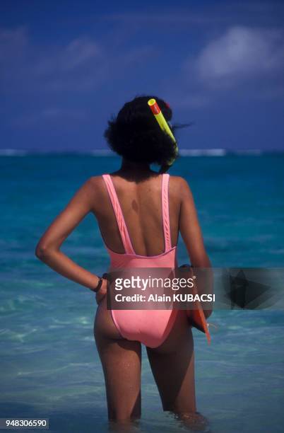 Femme sur une plage de l'Ile Maurice, en novembre 1990.
