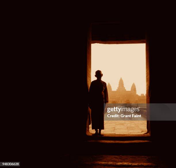 priestess in doorway of temple - siemreap tempelkomplex stock-fotos und bilder