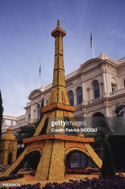 Tour Eiffel en agrumes lors de la Fête du Citron à Menton, dans les Alpes-Maritimes, le 8 février 1988, France.