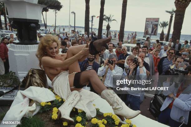 Actrice américaine Edy Williams s'exhibant nue devant la foule pendant le festival de Cannes, en 1983, dans les Alpes-Maritimes, France.