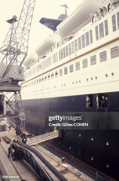 Le paquebot France dans le port du Havre, en juillet 1974, en Seine-Maritime, France.