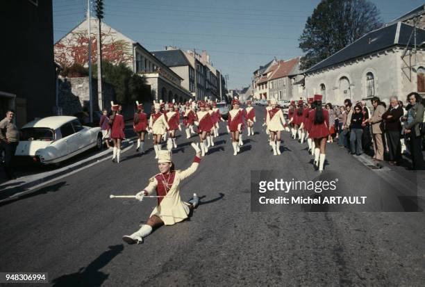 Défilé de majorettes à Montceau-les-Mines, en Saône-et-Loire, France.
