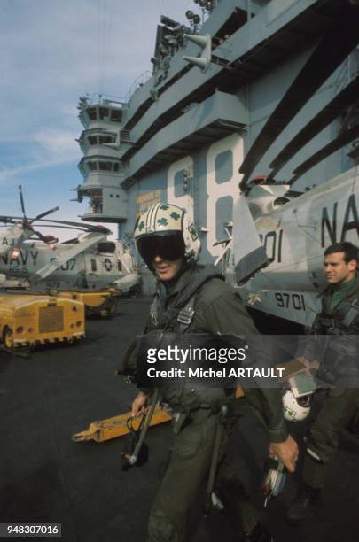 Pilotes d'avions de chasse sur le pont du porte-avions USS Nimitz de la marine américaine USS Nimitz, le 4 septembre 1975.