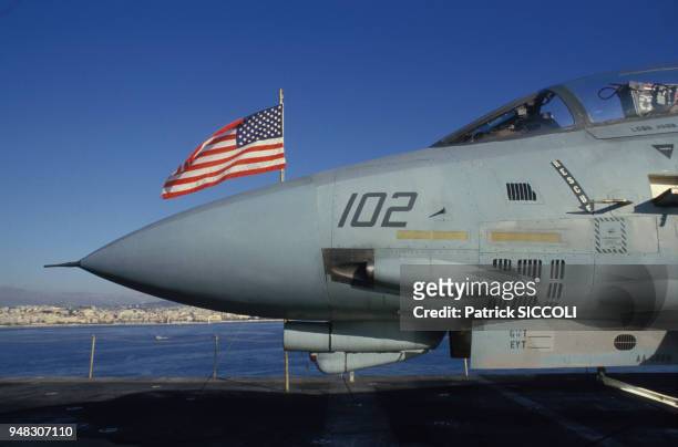 Avion de chasse sur le pont du porte-avion américain ?USS John F. Kennedy?, en novembre 1986, France.
