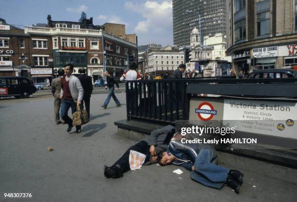 Sans-abris à l'entrée de la station de métro ?Victoria Station? à Londres, Royaume-Uni.