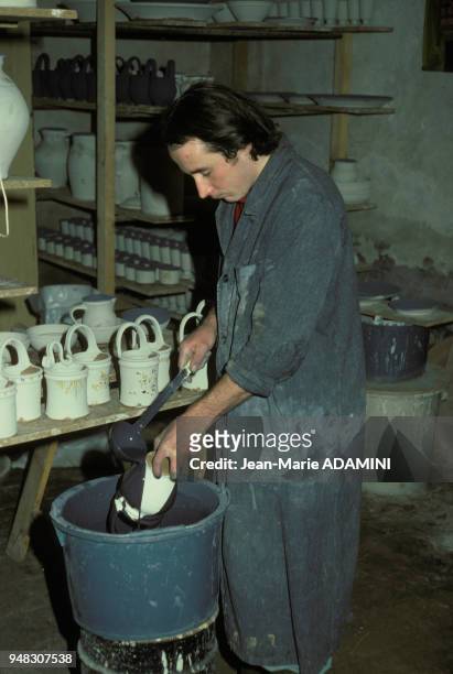 Potier au travail dans son atelier à Lhuis, en février 1980, dans l'Ain, France.