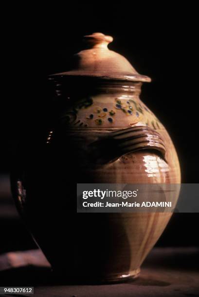 Poterie artisanale à Lhuis, en janvier 1980, dans l'Ain, France.