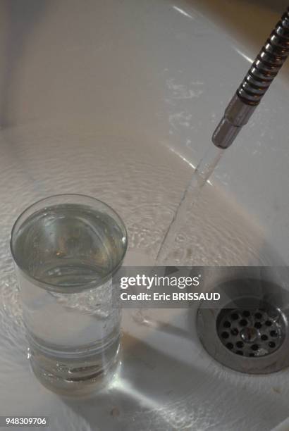 Verre d'eau de source de Paris, le 9 mars 1990, France.