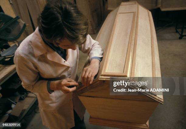 Menuisier fabricant un cercueil.