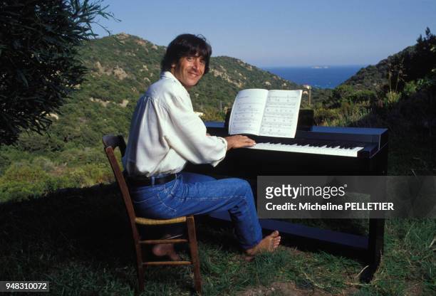 Close up Yves Duteil dans le sud de la Corse en août 1988, France.