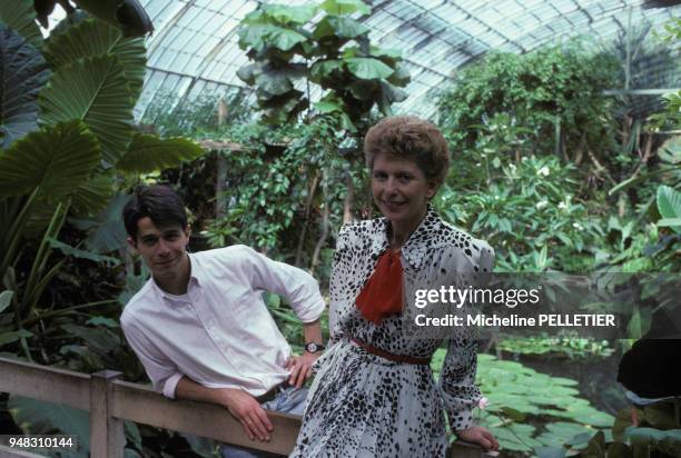 Close up Héléne Carrère d'Encausse, historienne, et son fils Emmanuel Carrère, romancier, en mai 1986 à Paris, France.