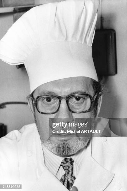 Portrait du cuisinier français Raymond Oliver circa 80.