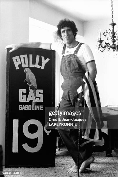 Acteur Américain Elliott Gould dans sa maison de Hollywood en juin 1977, USA.