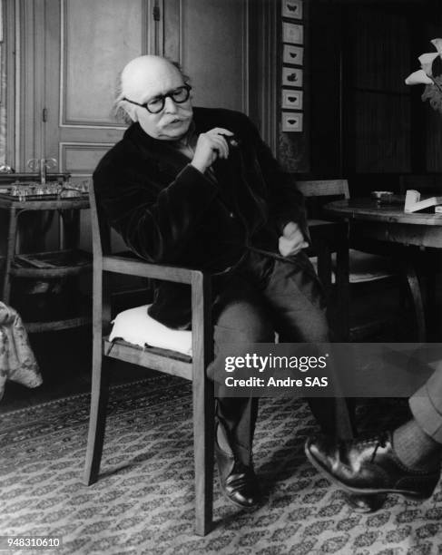 Portrait de l'écrivain français Jean Rostand chez lui circa 70.