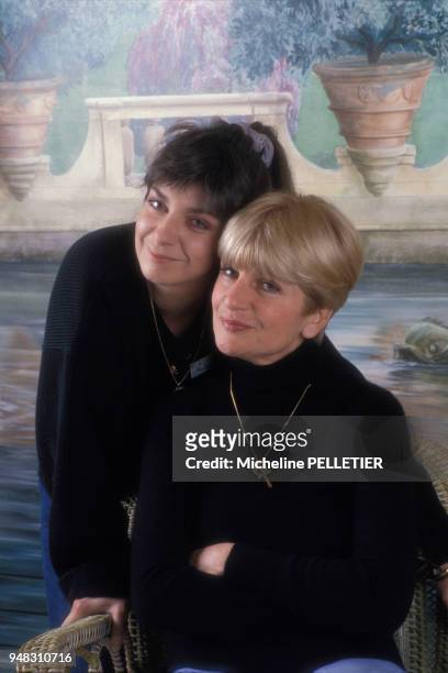 Close up Françoise Dorin, comédienne, écrivain et auteur de chansons, avec sa fille Sylvie en mars 1988 en France.