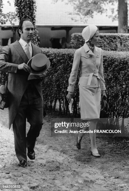 Karim Aga Khan et La Bégum Salimah Aga Khan à l'occasion du Prix du Jockey Club, le 4 juin 1973 à l'hippodrome de Chantilly, France.