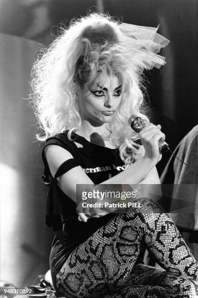 La rockeuse Nina Hagen en blonde avec un collant façon peau de serpent pour une émission de télévision en avril 1986 à Hambourg, Allemagne.