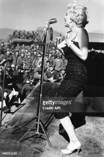 Prestation de l'actrice et chanteuse américaine Marilyn Monroe en 1954 sur une base militaire américaine en Corée.