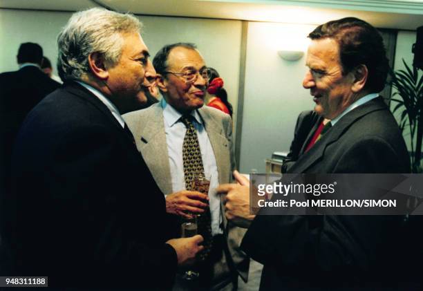 Dominique Strauss-Kahn, Michel Rocard et Gerhard Schroeder au rassemblement des leaders socialistes Européens le 27 mai 1999 à Paris.