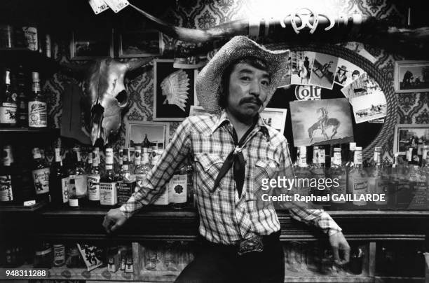 Japonais en costume de Cow Boy devant le comptoir d'un bar en 1987 à Tokyo, Japon.