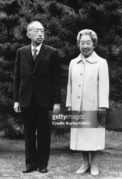 Empereur Hiro Hito et l'impératrice Nagako en costume occidental en décembre 1980 à Tokyo, Japon.