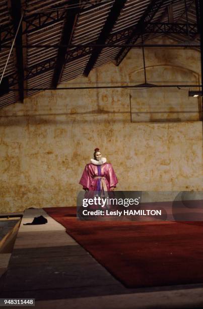 Acteur Guy Freixe dans 'Richard II' de William Shakespeare par la compagnie du Théâtre du Soleil d'Ariane Mnouchkine en décembre 1981 à Paris, France.