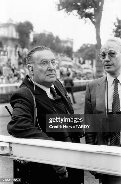 Léon Zitrone au Prix de l'Arc de Triomphe le 2 octobre 1983 à l'Hippodrome de Longchamp, Paris, France.