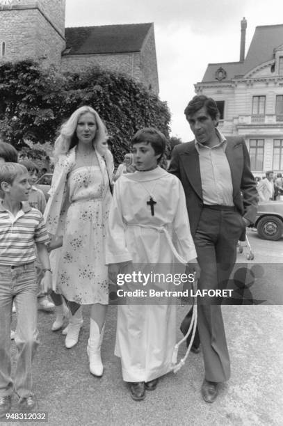 Le journaliste et réalisateur Jean Vidal et Michèle Torr avec Romain, le fils de la chanteurse, à Seine-Port, France, le 8 juin 1980.