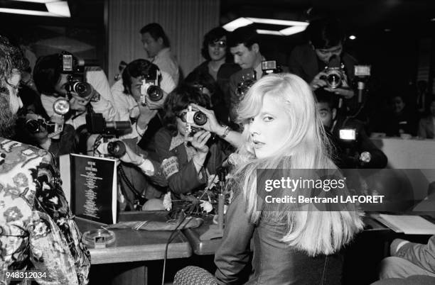 La chanteuse Sylvie Vartan face aux photographes lors de son arrivée à l'aéroport avant d'entamer une tournée de trois semaines dans tout le pays le...