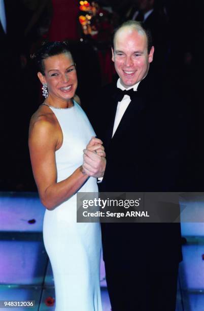 La Princesse Stéphanie de Monaco dansant avec le Prince Albert II de Monaco au Gala de la Croix Rouge monégasque en 1999 à Monaco.