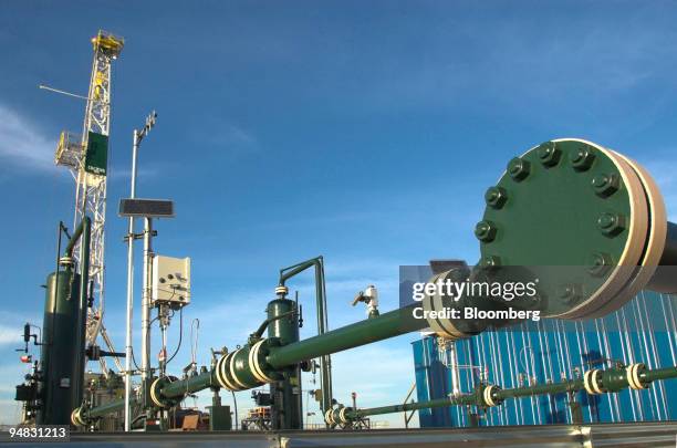 Energy Inc.'s natural gas drilling facility is shown in the Barnett Shale field in Forth Worth, Texas, February 28, 2006.