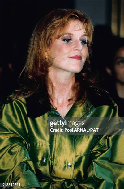 Sarah Ferguson, duchesse d?York au défilé Jean-Charles de Castelbajac, collection Prêt-à-porter Printemps/Eté 97 le 10 octobre 1997 à Paris, France.