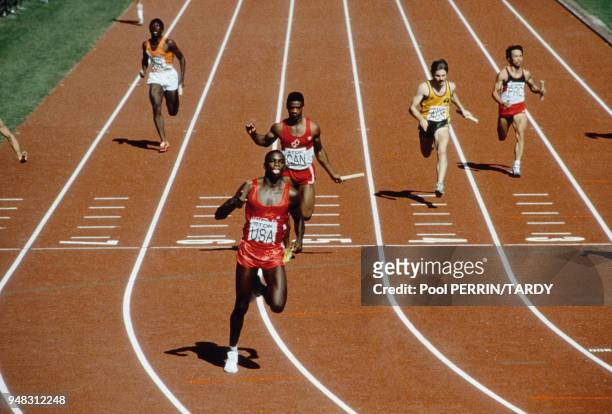 Jeux Olympiques de Los Angeles;ici Carl Lewis avec l'equipe americaine remporte la medaille d'Or en battant le record du monde du 4x100 m en aout...