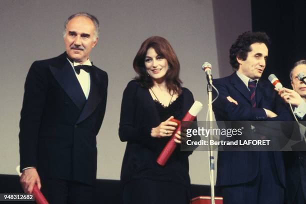 Portrait de l'acteur Michel Piccoli et de l'actrice Anouk Aimée recevant un prix au Festival de Cannes en mai 1980 à Cannes, France.