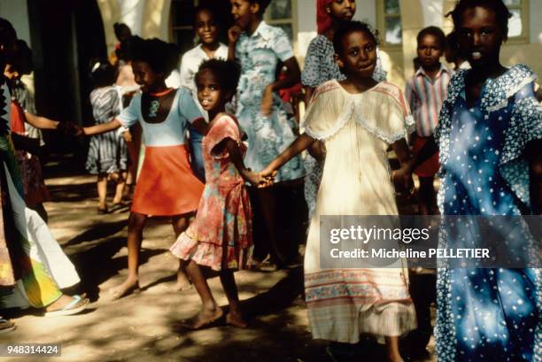 Jeunes filles africaines dansant en faisant une ronde en novembre 1980 à Djibouti.