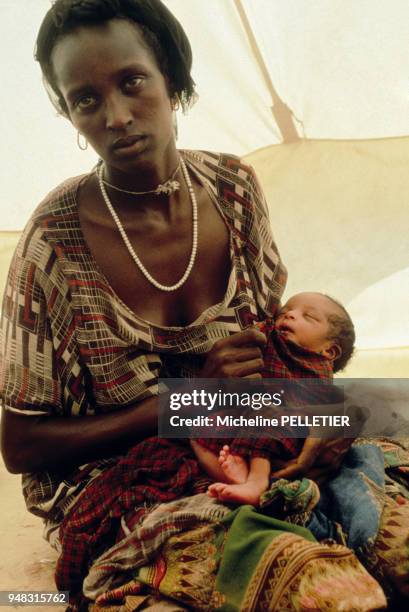 Une jeune femme africaine qui vient d'accoucher et son nouveau-né en novembre 1980 à Djibouti.