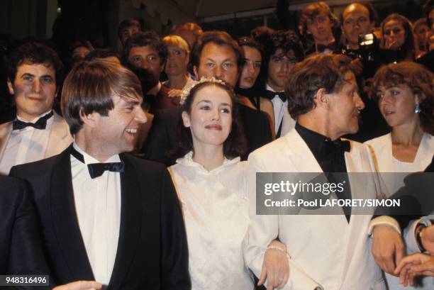 Isabelle Adjani, entourée de Sam Neill, Heinz Bennent et sa fille Anne, reçoit le prix d'interprétation féminine au Festival de Cannes en mai 1981,...