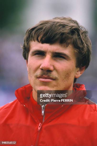 Le champion ukrainien de saut à la perche Serguei Bubka franchit 5,88 mètres au meeting international d'athlétisme le 2 juin 1984 à Saint-Denis,...