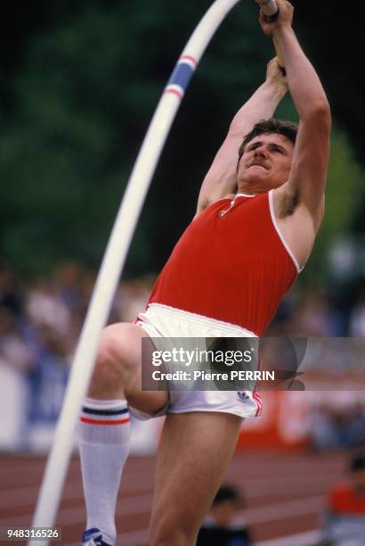 Le champion ukrainien de saut à la perche Serguei Bubka franchit 5,88 mètres au meeting international d'athlétisme le 2 juin 1984 à Saint-Denis,...