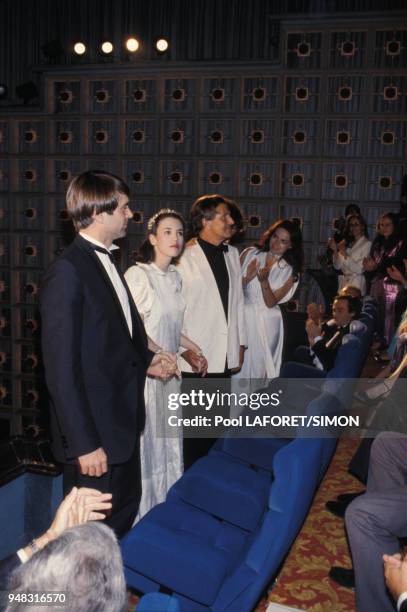 Isabelle Adjani, entourée de Sam Neill et Heinz Bennent, reçoit le prix d'interprétation féminine au Festival de Cannes en mai 1981, France.