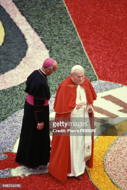 Le pape Jean-Paul II lors de la dernière étape de sa visite dans la péninsule ibérique le 9 novembre 1982 à Saint-Jacques-de-Compostelle, Espagne.