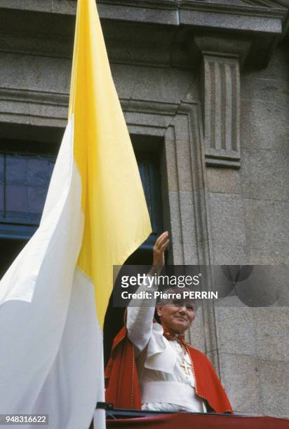 Le pape Jean-Paul II lors de la dernière étape de sa visite dans la péninsule ibérique le 9 novembre 1982 à Saint-Jacques-de-Compostelle, Espagne.