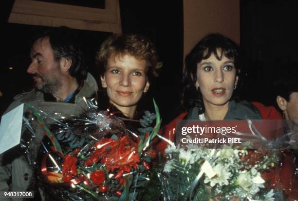 Portrait de la réalisatrice Nicole Garcia et de l'actrice Anémone avec des bouquets de fleurs dans les bras au Festival du Film de Berlin en février...